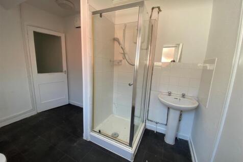 40a Station Road - bathroom.jpg