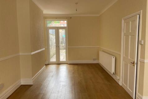 147 Gladstone Road - living room rear.jpg