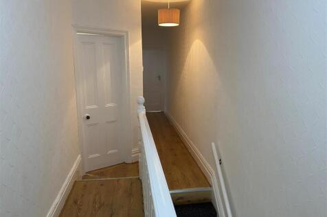 147 Gladstone Road - landing 2.jpg