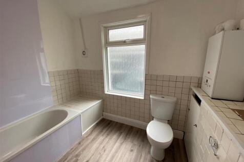 147 Gladstone Road - bathroom 2.jpg
