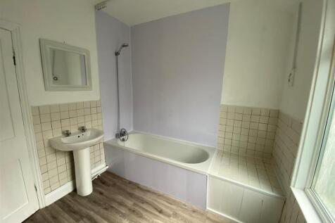 147 Gladstone Road - bathroom.jpg