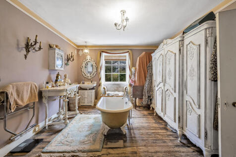 Principal Bathroom