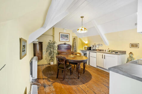 Attic Flat Kitchen/Dining