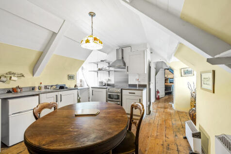 Attic Flat Kitchen/Dining