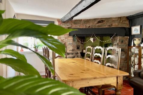 Sitting/dining room