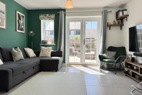 Spacious Sitting/Dining Room