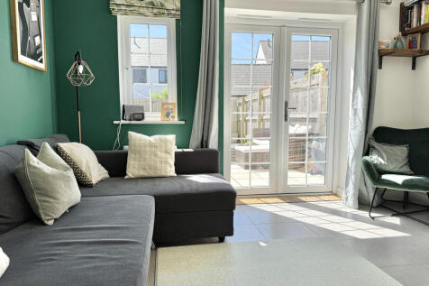Spacious Sitting/Dining Room