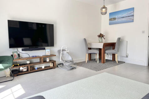 Spacious Sitting/Dining Room