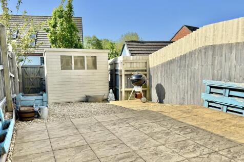 Enclosed Rear Garden (with shed &amp; side access)