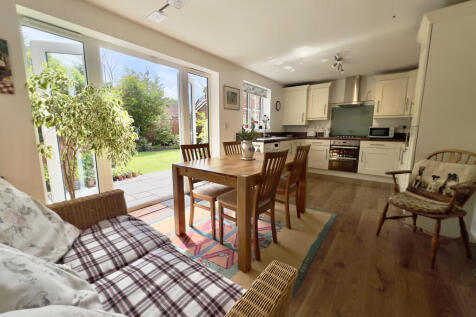 Kitchen/dining/family room