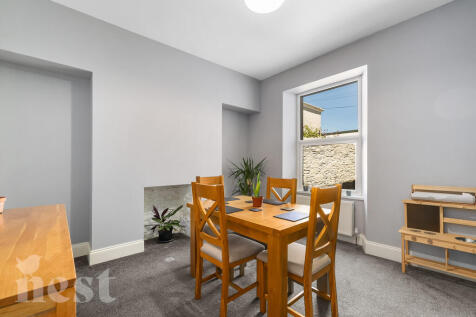 Dining Room / Bed 5