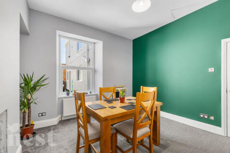 Dining Room / Bed 5