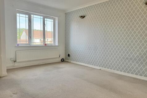 Spacious Sitting Room