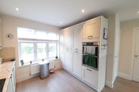 Kitchen 2.jpg