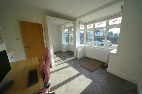 Ground-floor bedroom 4