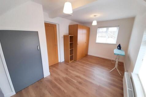First-floor bedroom (2)
