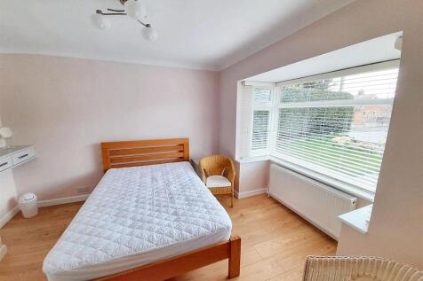 Ground-floor bedroom (3)