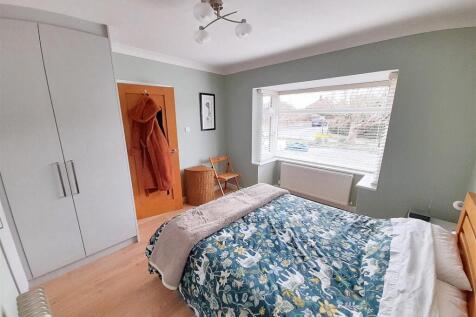 Ground-floor bedroom (4)