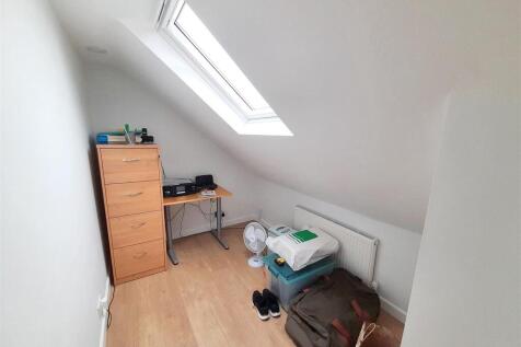 First-floor bedroom (5)