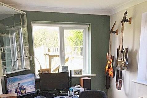 Lower level Study / bedroom 4