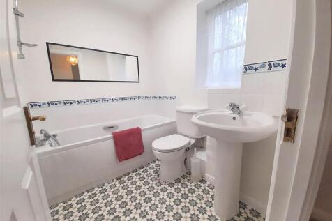 Bathroom (second-floor)
