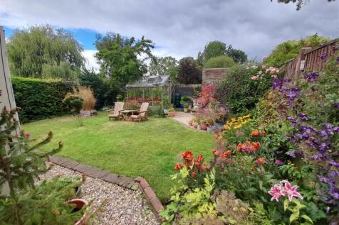 Rear garden 9.jpg