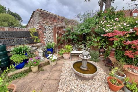 Rear garden 6.jpg