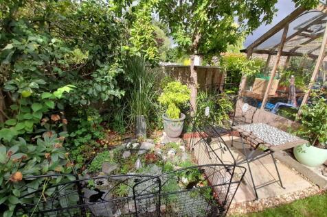 Rear garden 4.jpg