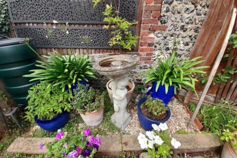 Rear garden 7.jpg