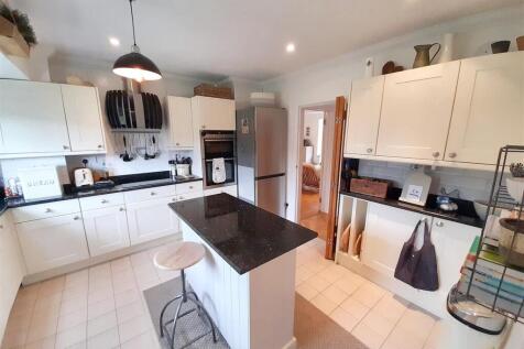 Kitchen 1 new.jpg