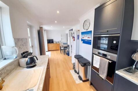 Kitchen 1 new.jpg
