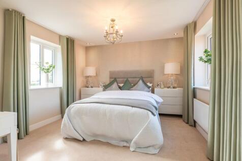 King-size main bedroom