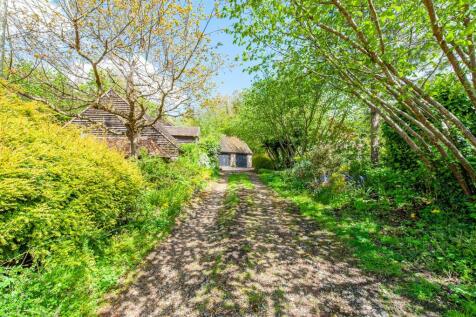 Drive to outbuildings.jpg