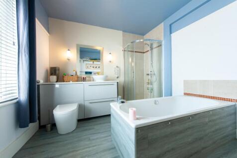 Family Bathroom..jpg