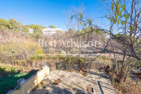 Casa-a-reformar-en-Pedralbes-con-maravillosas-v...