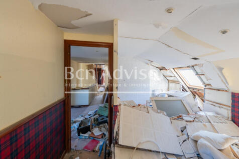 Casa-a-reformar-en-Pedralbes-con-maravillosas-v...