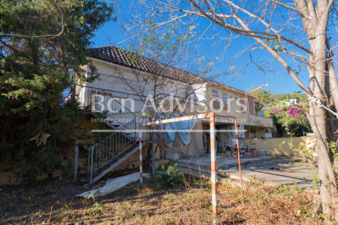 Casa-a-reformar-en-Pedralbes-con-maravillosas-v...