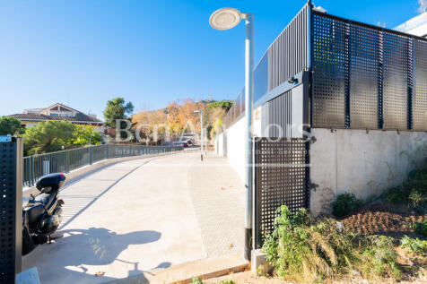 Casa-a-reformar-en-Pedralbes-con-maravillosas-v...