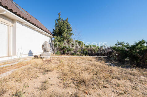 Casa-a-reformar-en-Pedralbes-con-maravillosas-v...
