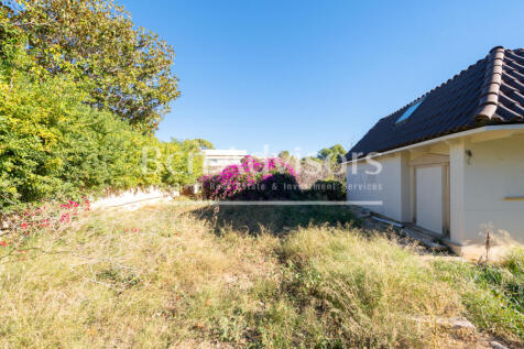 Casa-a-reformar-en-Pedralbes-con-maravillosas-v...