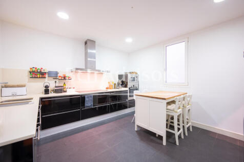 Exclusive-renovated-property-in-a-Modernist-bui...
