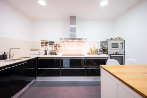 Exclusive-renovated-property-in-a-Modernist-bui...