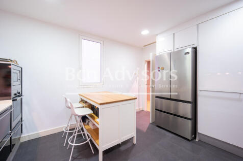Exclusive-renovated-property-in-a-Modernist-bui...