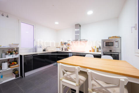 Exclusive-renovated-property-in-a-Modernist-bui...
