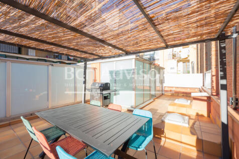 Singular-casa-urbana-reformada-con-patio-terraz...