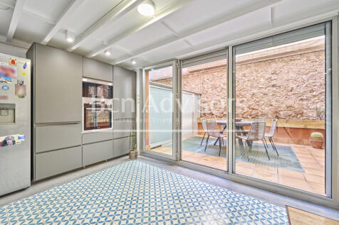 Singular-casa-urbana-reformada-con-patio-terraz...