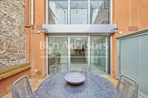 Singular-casa-urbana-reformada-con-patio-terraz...