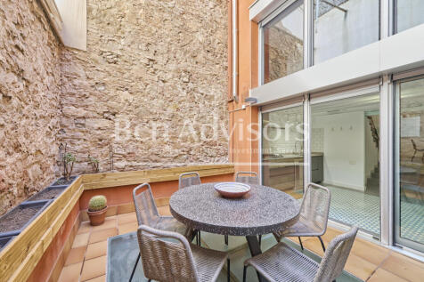 Singular-casa-urbana-reformada-con-patio-terraz...