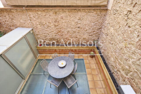 Singular-casa-urbana-reformada-con-patio-terraz...