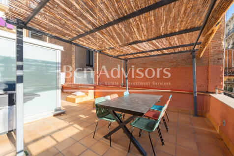 Singular-casa-urbana-reformada-con-patio-terraz...
